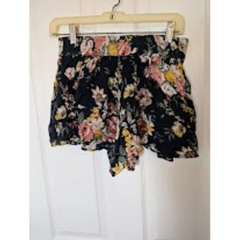 Urban‎ Outfitters BOG Collective Floral Print Shorts Women's Size S Black